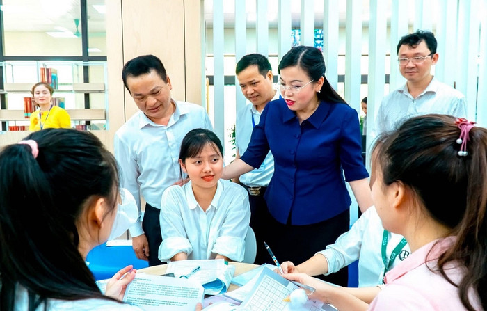 Bí thư Nguyễn Thanh Hải trò chuyện với sinh viên Đại học Sư Phạm (Đại học Thái Nguyên). Ảnh: TL. Bí thư Nguyễn Thanh Hải trò chuyện với sinh viên Đại học Sư Phạm (Đại học Thái Nguyên). Ảnh: TL.