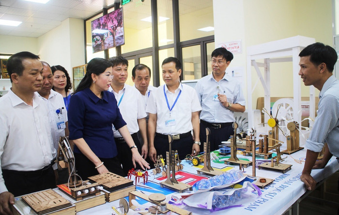 Bí thư tỉnh ủy Thái Nguyên tham quan mô hình giáo dục STEAM tại Trường Đại học Sư phạm (Đại học Thái Nguyên). Ảnh: TL. Bí thư tỉnh ủy Thái Nguyên tham quan mô hình giáo dục STEAM tại Trường Đại học Sư phạm (Đại học Thái Nguyên). Ảnh: TL.