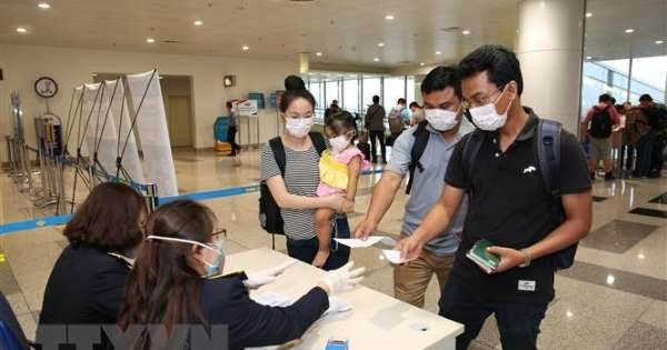 Hành khách đi máy bay phải khai báo y tế. ảnh: TTXVN.