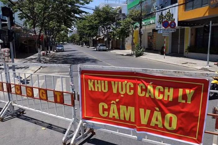 Tuyến đường Nguyễn Thị Minh Khai được ngăn rào chắn phong tỏa để phục vụ công tác phòng chống dịch COVID-19 tại Đà Nẵng. (Ảnh: Trần Lê Lâm/TTXVN).