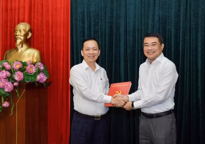 Đồng chí Lê Minh Hưng trao quyết định và chúc mừng đồng chí Đào Minh Tú.