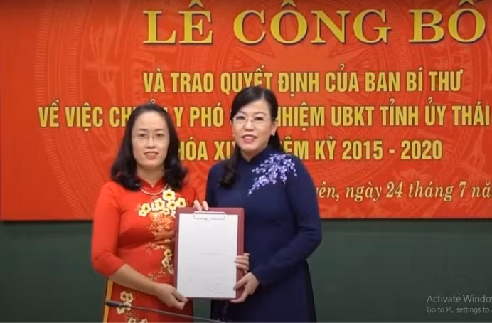 Đồng chí Nguyễn Thanh Hải trao quyết định và chúc mừng đồng chí Tống Thị Tâm.