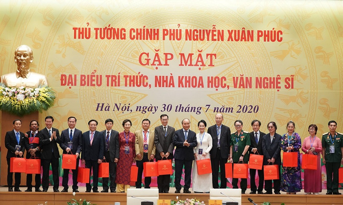 Thủ tướng Nguyễn Xuân Phúc tặng quà các đại biểu dự buổi gặp mặt. Ảnh: VGP/Quang Hiếu Thủ tướng Nguyễn Xuân Phúc tặng quà các đại biểu dự buổi gặp mặt. Ảnh: VGP/Quang Hiếu