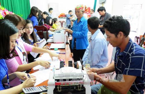 Người dân làm thủ tục nhận tiền tại xã Thịnh Lộc, huyện Lộc Hà, tỉnh Hà Tĩnh chiều 30/10. Ảnh: Công Tường/TTXVN Người dân làm thủ tục nhận tiền tại xã Thịnh Lộc, huyện Lộc Hà, tỉnh Hà Tĩnh chiều 30/10. Ảnh: Công Tường/TTXVN