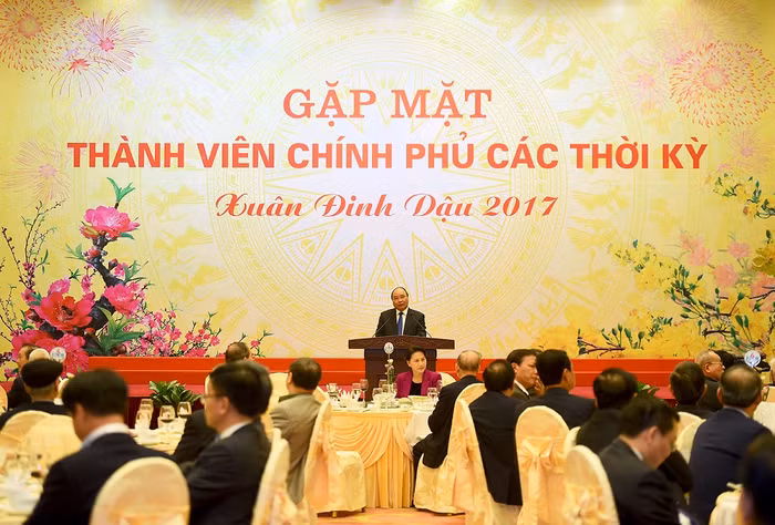 Thủ tướng gặp mặt các thành viên Chính phủ qua các thời kỳ. ảnh: vgp.