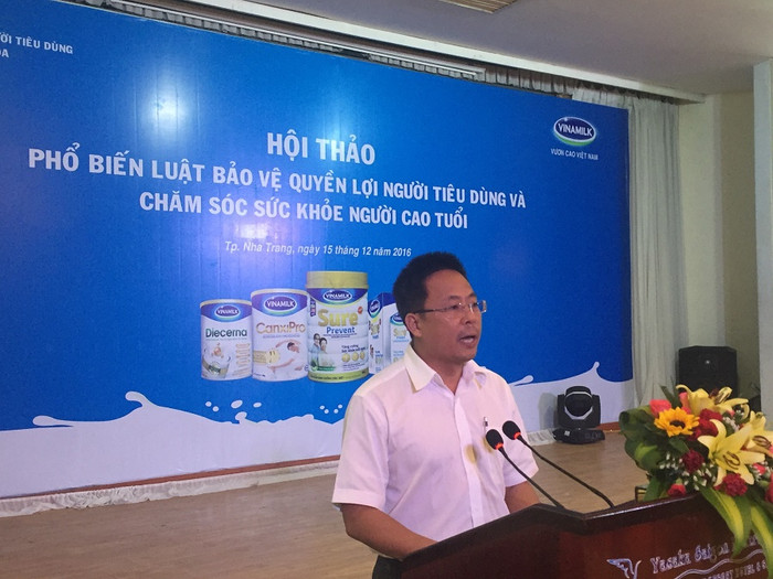 Ông Nguyễn Ngọc Thành - Giám đốc kinh doanh miền trung II - Vinamilk - chia sẻ với người tiêu dùng những thông tin về công ty. Ông Nguyễn Ngọc Thành - Giám đốc kinh doanh miền trung II - Vinamilk - chia sẻ với người tiêu dùng những thông tin về công ty.