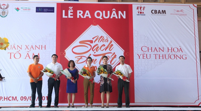 Bà Đỗ Thị Kim Liên (thứ 2 từ phải sang) tổ chức lễ ra quân chương trình từ thiện "Nhà sạch đón Tết" lần thứ 3. ảnh: AT. Bà Đỗ Thị Kim Liên (thứ 2 từ phải sang) tổ chức lễ ra quân chương trình từ thiện "Nhà sạch đón Tết" lần thứ 3. ảnh: AT.