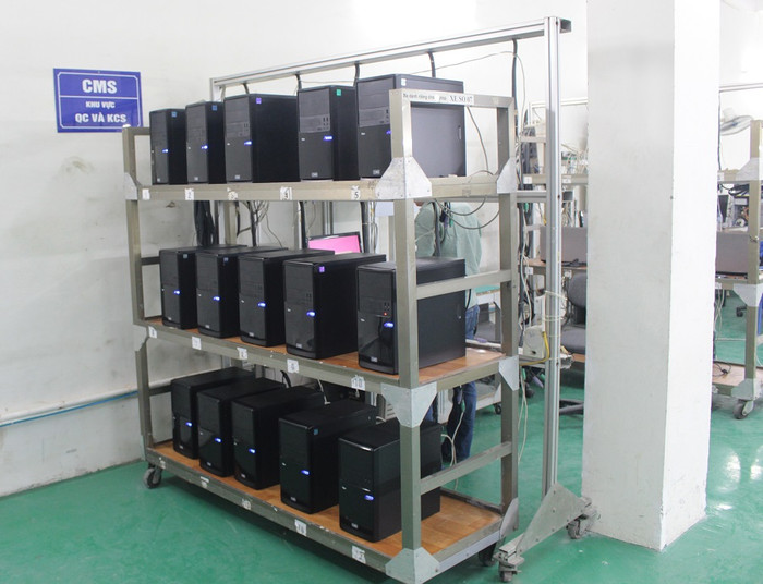 Máy tính CMS được kiểm tra trước khi xuất xưởng