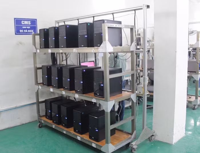 Máy tính CMS được kiểm tra trước khi xuất xưởng