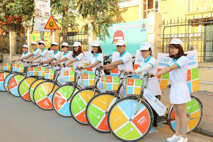 CMS diễu hành giới thiệu sản phẩm máy tính tích hợp sẵn phần mềm Microsoft.