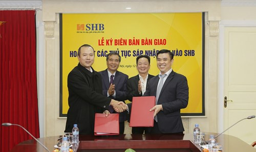 CEO SHB Nguyễn Văn Lê (bên phải) và đại diện VVF ký biên bàn bàn giao, sáp nhập VVF vào SHB. ảnh: shb. CEO SHB Nguyễn Văn Lê (bên phải) và đại diện VVF ký biên bàn bàn giao, sáp nhập VVF vào SHB. ảnh: shb.