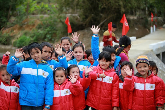 Các em nhỏ hai thôn vui mừng với những chiếc áo mới. Các em nhỏ hai thôn vui mừng với những chiếc áo mới.