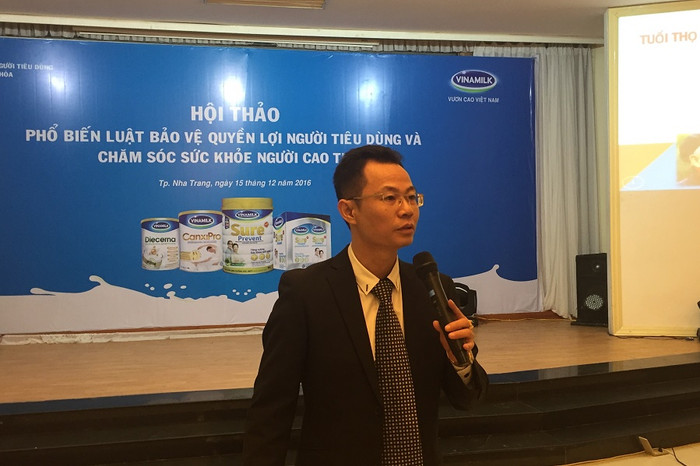 Tiến sĩ Nguyễn Lê – Giảng viên học viện Quân Y, Bác sĩ chuyên khoa gan mật bệnh viện 103, Hà Nội chia sẻ về sức khỏe và dinh dưỡng hợp lý cho người cao tuổi tại hội thảo do Vinamilk tổ chức. Tiến sĩ Nguyễn Lê – Giảng viên học viện Quân Y, Bác sĩ chuyên khoa gan mật bệnh viện 103, Hà Nội chia sẻ về sức khỏe và dinh dưỡng hợp lý cho người cao tuổi tại hội thảo do Vinamilk tổ chức.