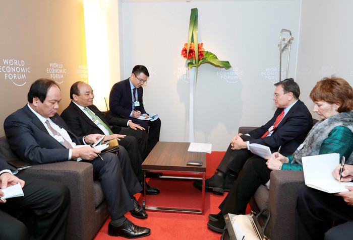 Thủ tướng Nguyễn Xuân Phúc đề nghị Standard Chartered chia sẻ kinh nghiệm và hỗ trợ các ngân hàng thương mại của Việt Nam. Ảnh: TTXVN. Thủ tướng Nguyễn Xuân Phúc đề nghị Standard Chartered chia sẻ kinh nghiệm và hỗ trợ các ngân hàng thương mại của Việt Nam. Ảnh: TTXVN.