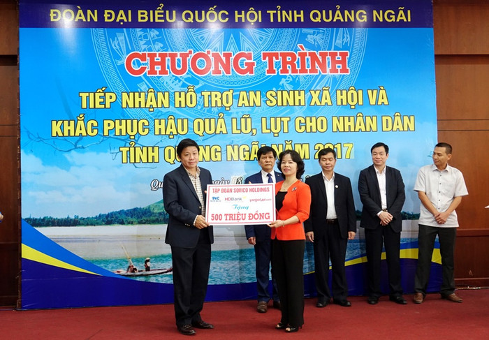 Ông Nguyễn Thanh Hùng, Chủ tịch Sovico Holdings trao tượng trưng 500 triệu đồng cho đại diện tỉnh Quảng Ngãi - bà Phạm Thị Thu Trang, Phó đoàn đại biểu Quốc hội tỉnh Quảng Ngãi Ông Nguyễn Thanh Hùng, Chủ tịch Sovico Holdings trao tượng trưng 500 triệu đồng cho đại diện tỉnh Quảng Ngãi - bà Phạm Thị Thu Trang, Phó đoàn đại biểu Quốc hội tỉnh Quảng Ngãi