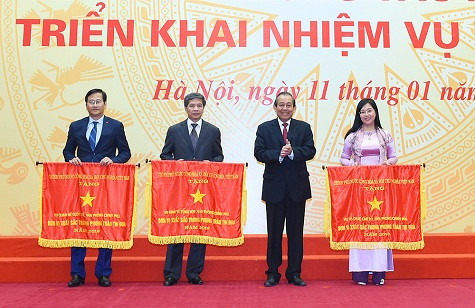 Phó Thủ tướng Trương Hòa Bình trao Cờ thi đua cho các đơn vị có thành tích xuất sắc. Ảnh: VGP/Quang Hiếu. Phó Thủ tướng Trương Hòa Bình trao Cờ thi đua cho các đơn vị có thành tích xuất sắc. Ảnh: VGP/Quang Hiếu.
