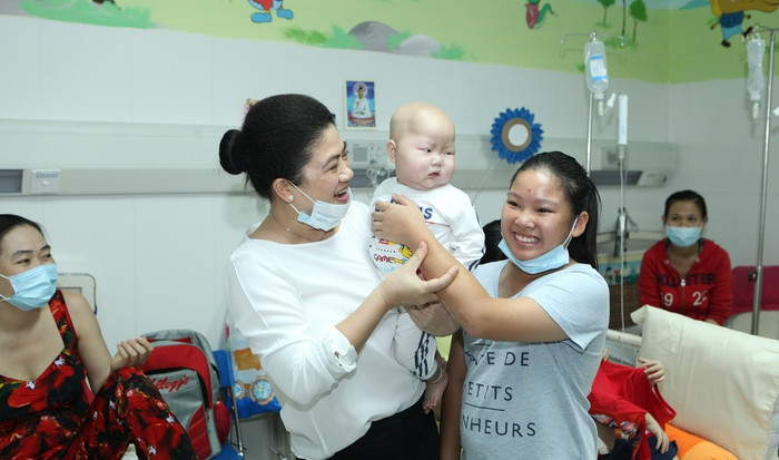 Con gái út cũng đồng hành cùng Lãnh sự danh dự Nam Phi trong chuyến thăm các bệnh nhi.