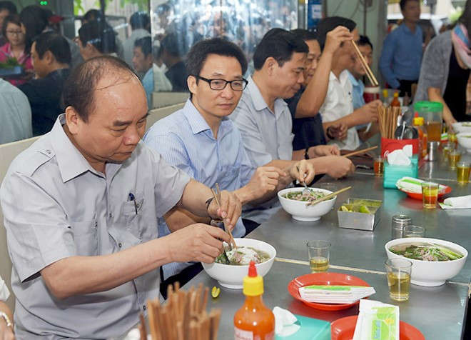 Thủ tướng Nguyễn Xuân Phúc và Phó Thủ tướng Vũ Đức Đam trong một chuyến đi tìm hiểu đời sống của nhân dân đã dừng chân tại quán ăn bình dân tại phường Tân Thành (TP.HCM). ảnh: VGP. Thủ tướng Nguyễn Xuân Phúc và Phó Thủ tướng Vũ Đức Đam trong một chuyến đi tìm hiểu đời sống của nhân dân đã dừng chân tại quán ăn bình dân tại phường Tân Thành (TP.HCM). ảnh: VGP.