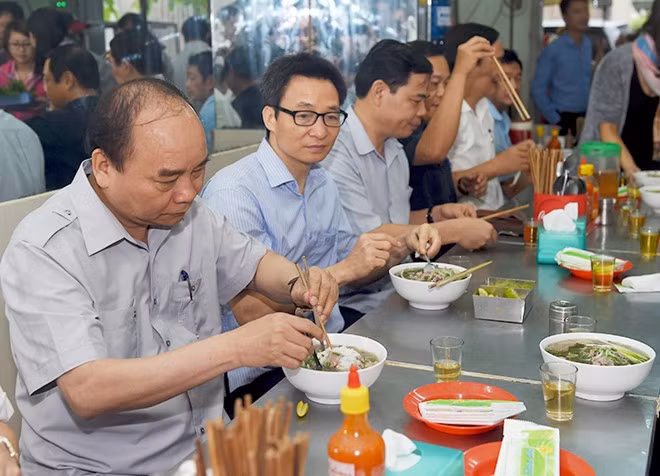 Thủ tướng Nguyễn Xuân Phúc và Phó Thủ tướng Vũ Đức Đam trong một chuyến đi tìm hiểu đời sống của nhân dân đã dừng chân tại quán ăn bình dân tại phường Tân Thành (TP.HCM). ảnh: VGP.