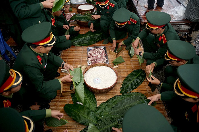 Cán bộ chiến sĩ Trường Sĩ quan lục quân 1 tham gia gói bánh chưng tặng người nghèo ăn Tết. Cán bộ chiến sĩ Trường Sĩ quan lục quân 1 tham gia gói bánh chưng tặng người nghèo ăn Tết.
