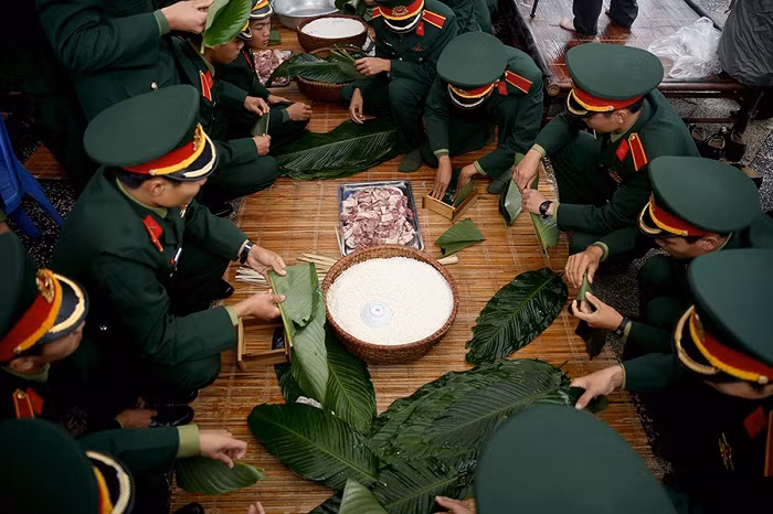 Cán bộ chiến sĩ Trường Sĩ quan lục quân 1 tham gia gói bánh chưng tặng người nghèo ăn Tết.