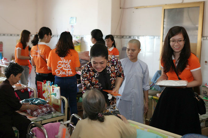 Lãnh sự danh dự Nam Phi - bà Đỗ Thị Kim Liên luôn quan tâm tới những số phận không may mắn. ảnh: AT. Lãnh sự danh dự Nam Phi - bà Đỗ Thị Kim Liên luôn quan tâm tới những số phận không may mắn. ảnh: AT.