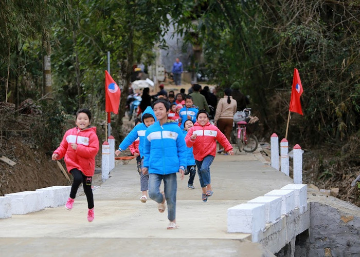 Các em học sinh vui đùa trên cây cầu mới. Các em học sinh vui đùa trên cây cầu mới.