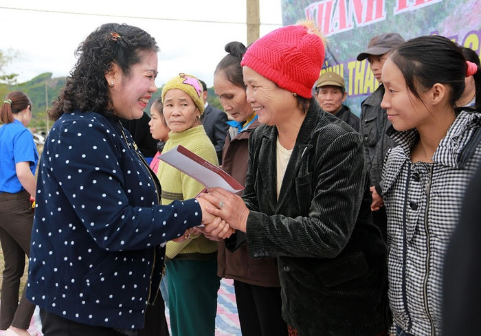 Món quà nhỏ nhưng mang nặng tâm nguyện sẻ chia. Món quà nhỏ nhưng mang nặng tâm nguyện sẻ chia.