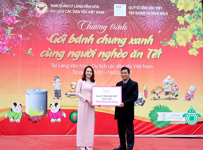 Bà Trần Như Trang đại diện Quỹ Vì Tầm Vóc Việt đã trao tặng 200 triệu đồng cho chương trình “Gói bánh chưng xanh cùng người nghèo ăn Tết”. Bà Trần Như Trang đại diện Quỹ Vì Tầm Vóc Việt đã trao tặng 200 triệu đồng cho chương trình “Gói bánh chưng xanh cùng người nghèo ăn Tết”.