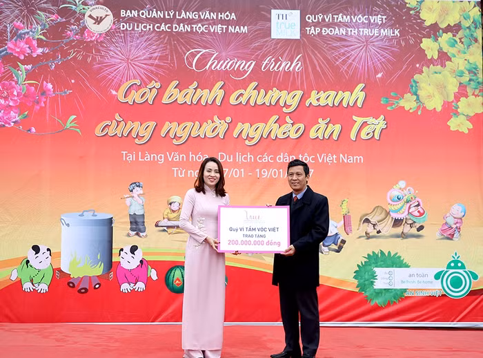 Bà Trần Như Trang đại diện Quỹ Vì Tầm Vóc Việt đã trao tặng 200 triệu đồng cho chương trình “Gói bánh chưng xanh cùng người nghèo ăn Tết”.