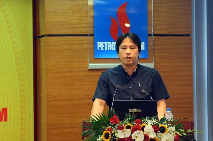 Đồng chí Bùi Quốc Sơn, Phó Trưởng ban Quản trị Nguồn nhân lực Tập đoàn, Chủ tịch Công đoàn Công ty Mẹ PVN giới thiệu về cẩm nang văn hóa dầu khí.