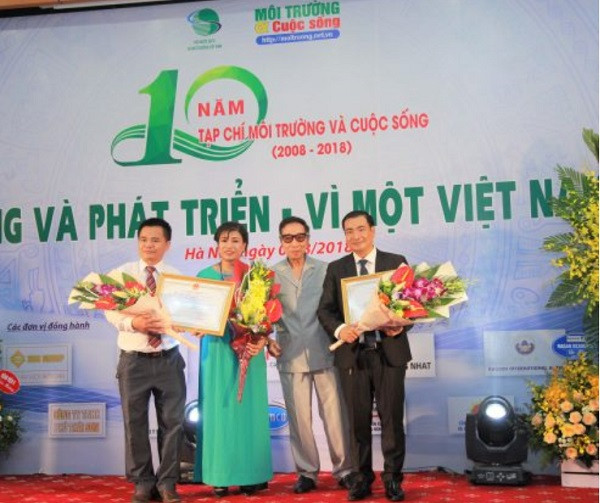 Tiến sĩ Hồ Ngọc Hải – Chủ tịch Hội Nước sạch và Môi trường Việt Nam trao bằng khen tại buổi lễ (Ảnh: moitruong.net.vn). Tiến sĩ Hồ Ngọc Hải – Chủ tịch Hội Nước sạch và Môi trường Việt Nam trao bằng khen tại buổi lễ (Ảnh: moitruong.net.vn).