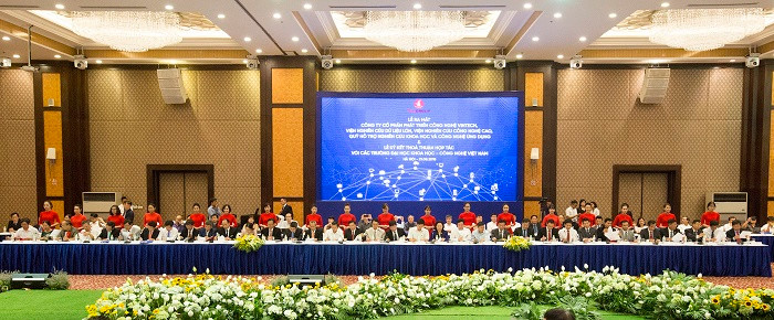 Tập đoàn Vingroup đã chính thức ký kết thỏa thuận hợp tác với 54 trường Đại học Khoa học công nghệ hàng đầu Việt Nam. Tập đoàn Vingroup đã chính thức ký kết thỏa thuận hợp tác với 54 trường Đại học Khoa học công nghệ hàng đầu Việt Nam.