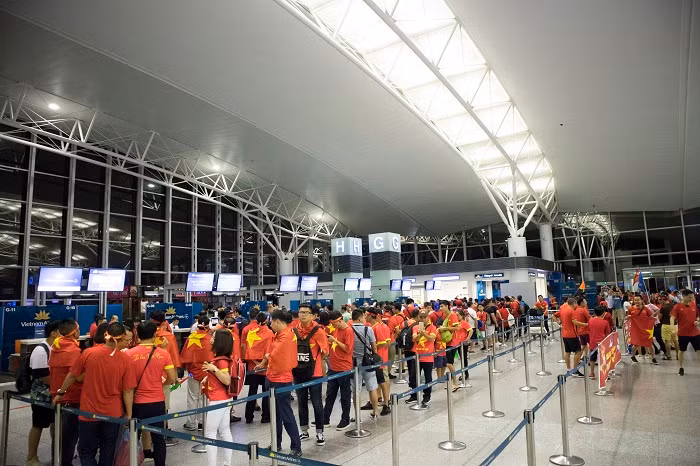 Sân bay Nội Bài (Hà Nội) và sân bay Tân Sơn Nhất (Hồ Chí Minh) đã rợp sắc cờ đỏ sao vàng.