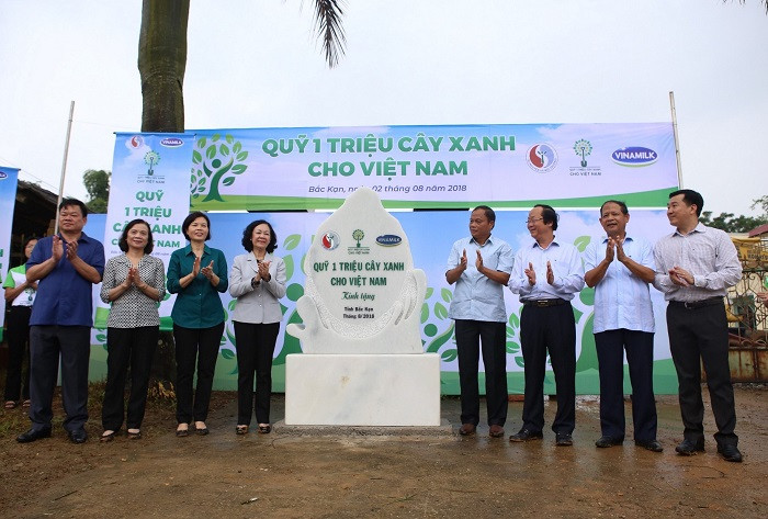 Bà Trương Thị Mai – Ủy viên Bộ Chính trị, Bí Thư Trung ương Đảng, Trưởng Ban Dân vận Trung ương và bà Bùi Thị Hương – Giám đốc Điều hành Vinamilk cùng các đại biểu thực hiện nghi lễ kéo khăn phủ biển đá lưu niệm. Bà Trương Thị Mai – Ủy viên Bộ Chính trị, Bí Thư Trung ương Đảng, Trưởng Ban Dân vận Trung ương và bà Bùi Thị Hương – Giám đốc Điều hành Vinamilk cùng các đại biểu thực hiện nghi lễ kéo khăn phủ biển đá lưu niệm.