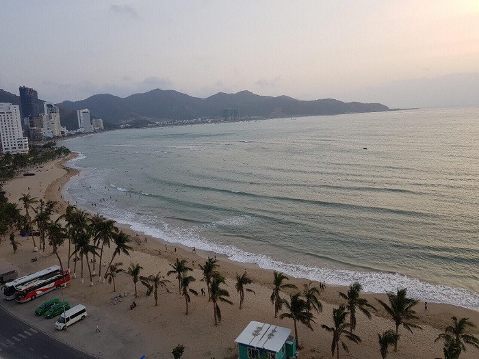 Bãi biển Nha Trang xanh biếc với bờ cát trắng trải dài nhìn từ ban công khách sạn. Bãi biển Nha Trang xanh biếc với bờ cát trắng trải dài nhìn từ ban công khách sạn.