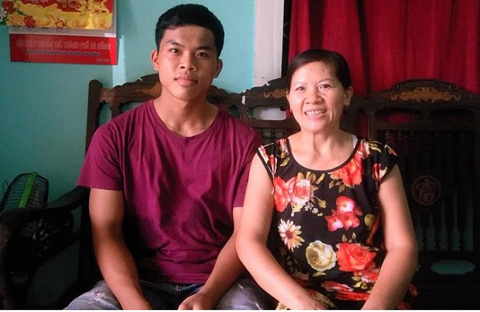 Trong hành trình nỗ lực suốt nhiều năm học, Sơn luôn có mẹ bên cạnh động viên. Trong hành trình nỗ lực suốt nhiều năm học, Sơn luôn có mẹ bên cạnh động viên.