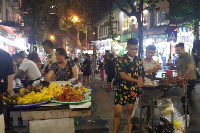 Tình trạng bán hàng rong lấn chiếm và ảnh hưởng đến không gian chung. (Ảnh: Nguyễn Cúc/TTXVN) Tình trạng bán hàng rong lấn chiếm và ảnh hưởng đến không gian chung. (Ảnh: Nguyễn Cúc/TTXVN)