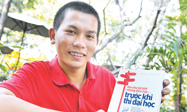 Đinh Tuấn Ân cùng cuốn sách "Giá như tôi biết những điều này trước khi thi đại học" (Ảnh: tác giả cung cấp). Đinh Tuấn Ân cùng cuốn sách "Giá như tôi biết những điều này trước khi thi đại học" (Ảnh: tác giả cung cấp).