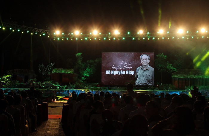Chương trình nghệ thuật “Bài ca huyền thoại Võ Nguyên Giáp” đã thu hút hàng ngàn người dân đến xem. Chương trình nghệ thuật “Bài ca huyền thoại Võ Nguyên Giáp” đã thu hút hàng ngàn người dân đến xem.