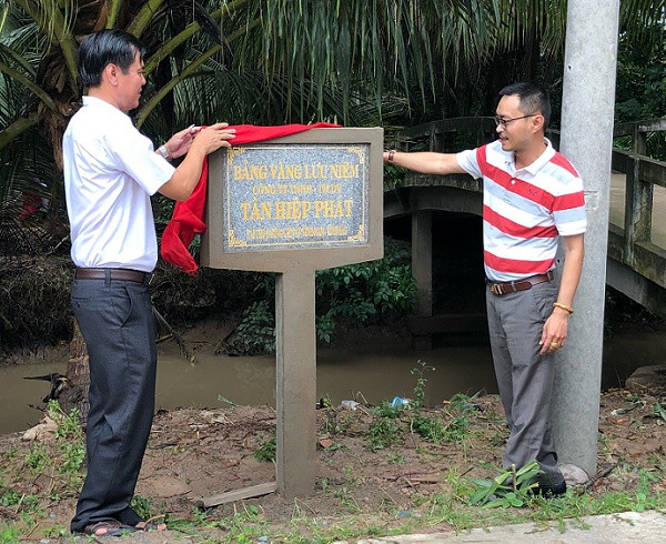 Ông Lê Nguyễn Đức Khôi cùng ông Lê Đình Lâm, Chủ tịch Ủy ban nhân dân xã Đại Điền, huyện Thạnh Phú mở bảng tri ân nhà tài trợ do Ủy ban nhân dân xã làm tặng. Ông Lê Nguyễn Đức Khôi cùng ông Lê Đình Lâm, Chủ tịch Ủy ban nhân dân xã Đại Điền, huyện Thạnh Phú mở bảng tri ân nhà tài trợ do Ủy ban nhân dân xã làm tặng.