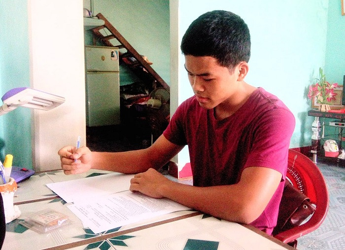 Ao ước được trở thành sỹ quan quân đội từ nhỏ, với nỗ lực học tập của mình, Sơn đã chạm đến ước mơ. Ao ước được trở thành sỹ quan quân đội từ nhỏ, với nỗ lực học tập của mình, Sơn đã chạm đến ước mơ.