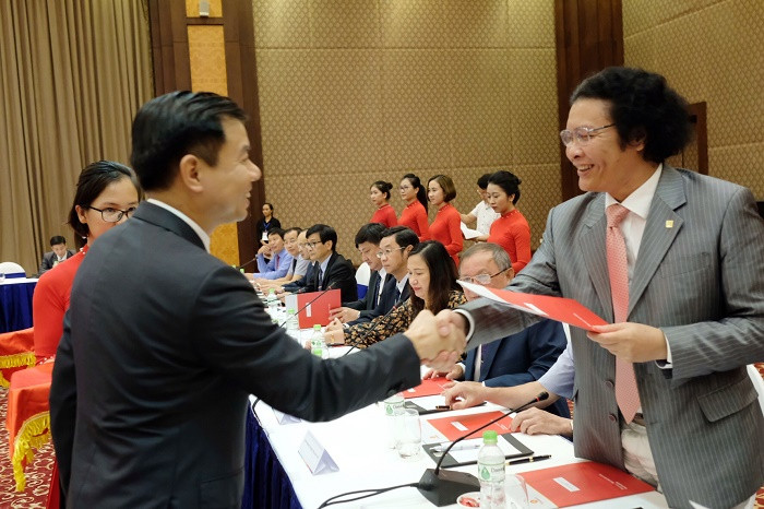 Lãnh đạo Tập đoàn Vingroup trao đổi hợp tác với đại diện lãnh đạo các trường đại học. Lãnh đạo Tập đoàn Vingroup trao đổi hợp tác với đại diện lãnh đạo các trường đại học.