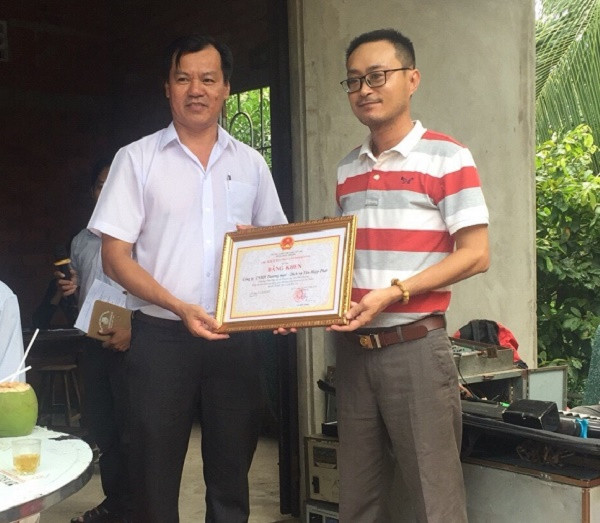 Ông Lê Nguyễn Đức Khôi, Trưởng phòng Quan hệ Công chúng, thay mặt Tập đoàn Tân Hiệp Phát nhận bằng khen từ Ủy ban nhân dân tỉnh Bến Tre. Ông Lê Nguyễn Đức Khôi, Trưởng phòng Quan hệ Công chúng, thay mặt Tập đoàn Tân Hiệp Phát nhận bằng khen từ Ủy ban nhân dân tỉnh Bến Tre.