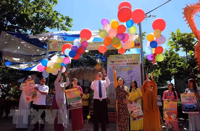 Thả bong bóng nguyện cầu hòa bình tại lễ hội Vu Lan báo hiếu ở Đà Nẵng. (Ảnh: Trần Lê Lâm/TTXVN)