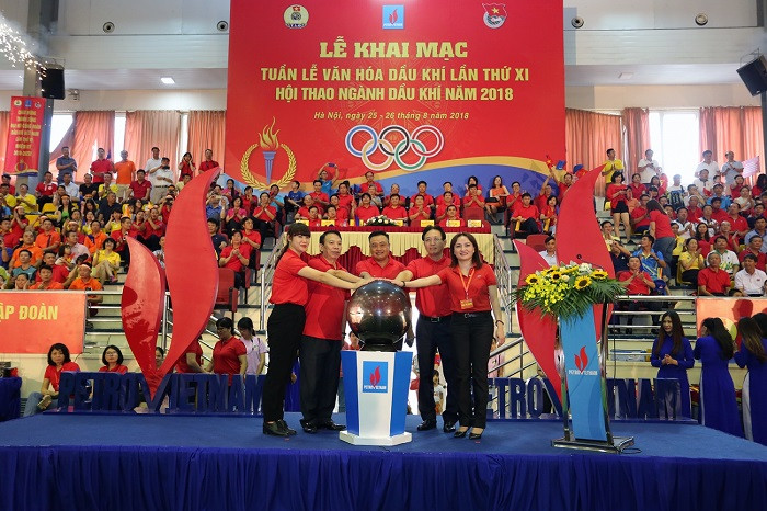 Lãnh đạo Tổng Liên đoàn Lao động Việt Nam, Tập đoàn Dầu khí Việt Nam và Công đoàn Dầu khí Việt Nam thực hiện nghi lễ khai mạc Tuần lễ Văn hóa Dầu khí lần thứ XI và Hội thao ngành Dầu khí năm 2018. Lãnh đạo Tổng Liên đoàn Lao động Việt Nam, Tập đoàn Dầu khí Việt Nam và Công đoàn Dầu khí Việt Nam thực hiện nghi lễ khai mạc Tuần lễ Văn hóa Dầu khí lần thứ XI và Hội thao ngành Dầu khí năm 2018.