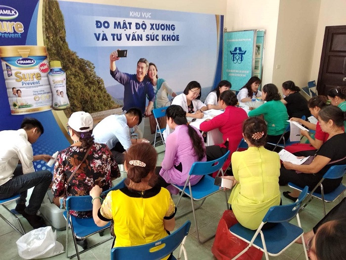 Các Bác sĩ Trung tâm dinh dưỡng Vinamilk tư vấn sức khỏe và dinh dưỡng cho người cao tuổi tham gia chương trình. Các Bác sĩ Trung tâm dinh dưỡng Vinamilk tư vấn sức khỏe và dinh dưỡng cho người cao tuổi tham gia chương trình.