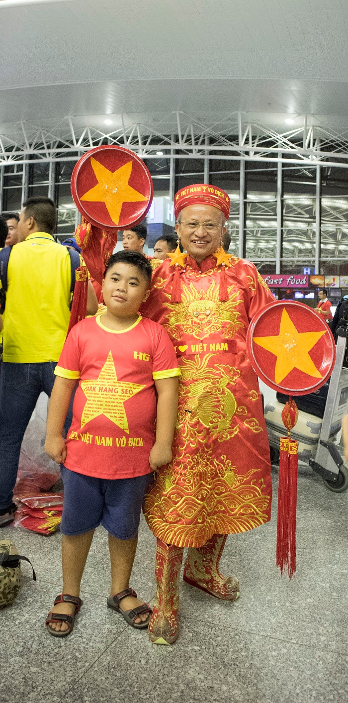 Những người hâm mộ từ trẻ em tới người lớn tuổi may mắn đăng ký được tour du lịch charter xem bóng đá.