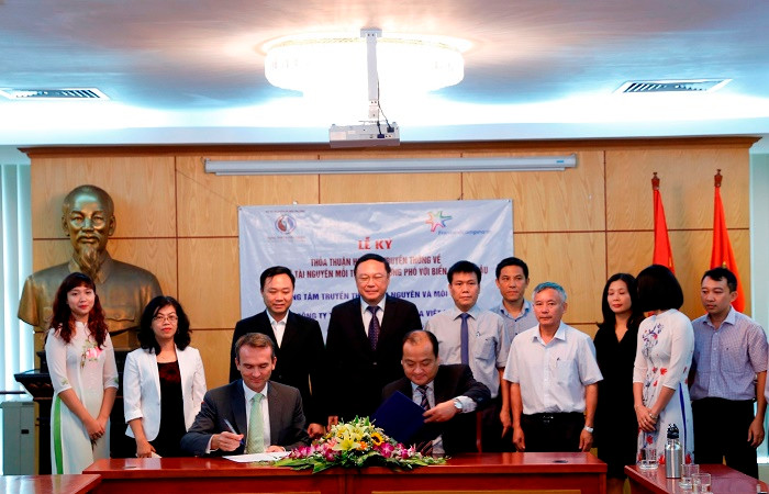 Ông Arnoud van den Berg, Tổng giám đốc FrieslandCampina Việt Nam (trái) và ông Nguyễn Việt Dũng, Giám đốc Trung tâm Truyền thông Tài nguyên và Môi trường.