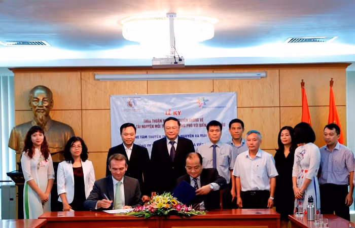 Ông Arnoud van den Berg, Tổng giám đốc FrieslandCampina Việt Nam (trái) và ông Nguyễn Việt Dũng, Giám đốc Trung tâm Truyền thông Tài nguyên và Môi trường.